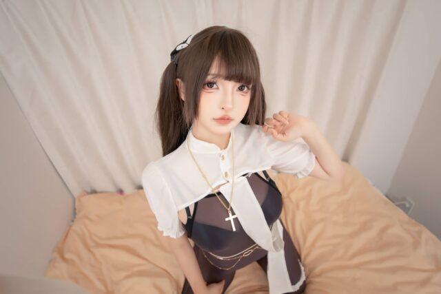 静谧祈祷中的温柔气息：神楽坂真冬丝袜版祈祷修女COS赏析