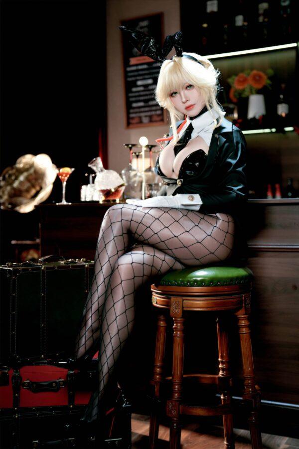 BANBANKO半半子兔女郎COS：演绎爱德的冷静掌控感与优雅