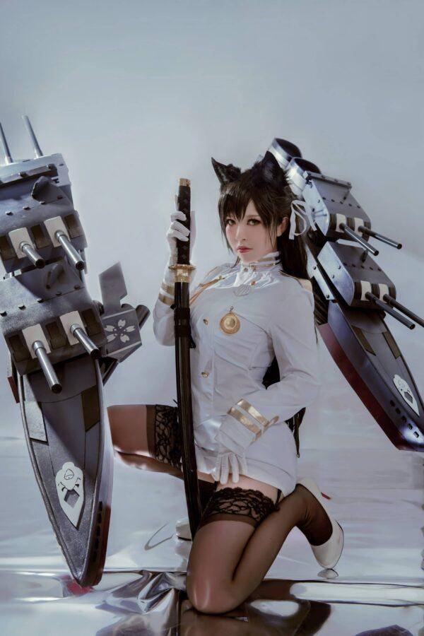 BANBANKO半半子爱宕COS：演绎白色军装下的温柔与压迫感