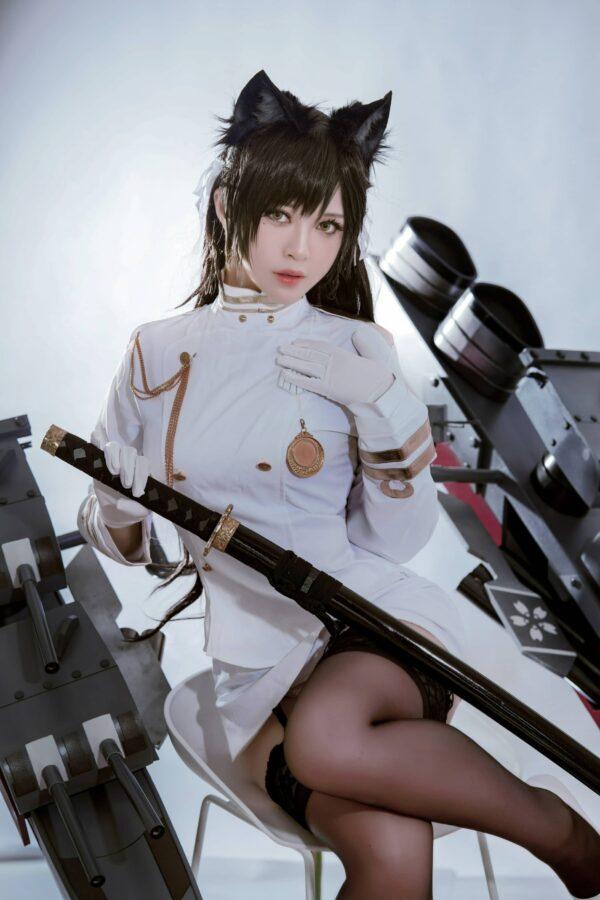 BANBANKO半半子爱宕COS：演绎白色军装下的温柔与压迫感