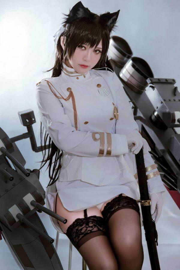 BANBANKO半半子爱宕COS：演绎白色军装下的温柔与压迫感