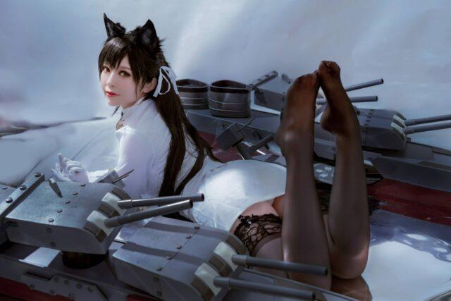 BANBANKO半半子爱宕COS：演绎白色军装下的温柔与压迫感