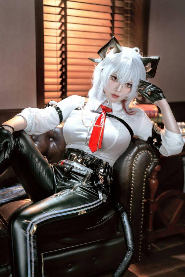 BANBANKO半半子赞妮COS：危险优雅的上位者气场完美还原
