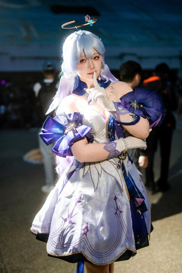 Heli_禾秝知更鸟COS｜演绎星穹铁道夜色舞台上的治愈天使