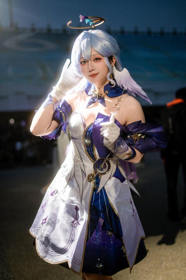 Heli_禾秝知更鸟COS｜演绎星穹铁道夜色舞台上的治愈天使