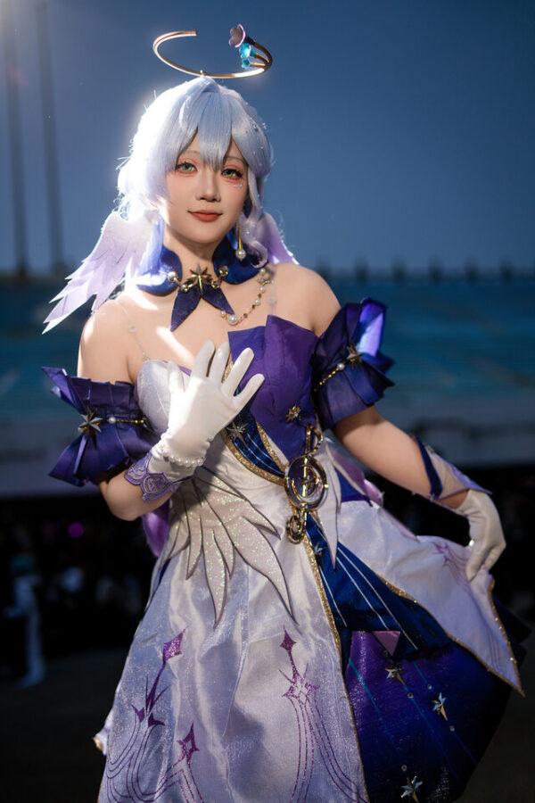 Heli_禾秝知更鸟COS｜演绎星穹铁道夜色舞台上的治愈天使