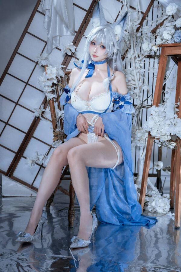 rioko凉凉子圣诞女孩COS：轻熟节日魅力与视觉张力完美呈现