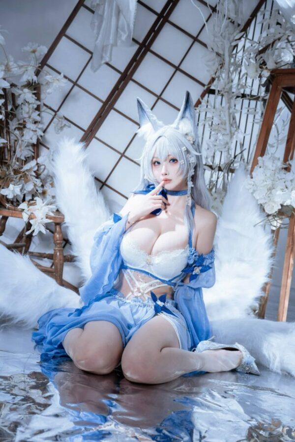 rioko凉凉子圣诞女孩COS：轻熟节日魅力与视觉张力完美呈现