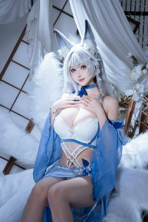 rioko凉凉子圣诞女孩COS：轻熟节日魅力与视觉张力完美呈现