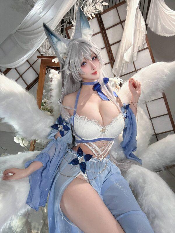 rioko凉凉子圣诞女孩COS：轻熟节日魅力与视觉张力完美呈现