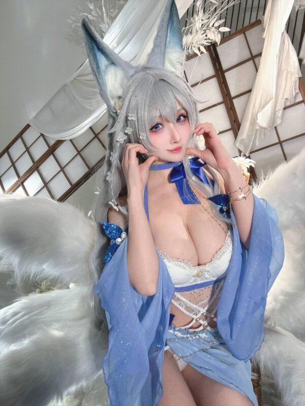 rioko凉凉子圣诞女孩COS：轻熟节日魅力与视觉张力完美呈现