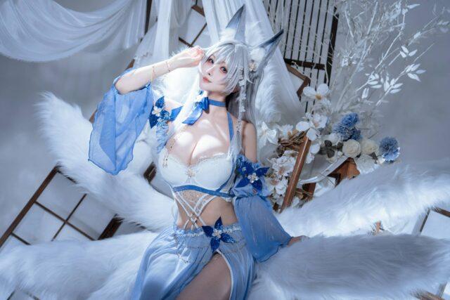 rioko凉凉子圣诞女孩COS：轻熟节日魅力与视觉张力完美呈现