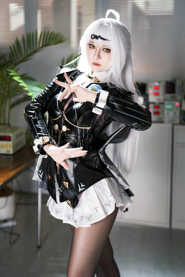 专业干练x冷艳气场：BANBANKO半半子仪玄cos办公室版赏析