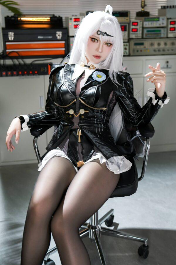 专业干练x冷艳气场：BANBANKO半半子仪玄cos办公室版赏析