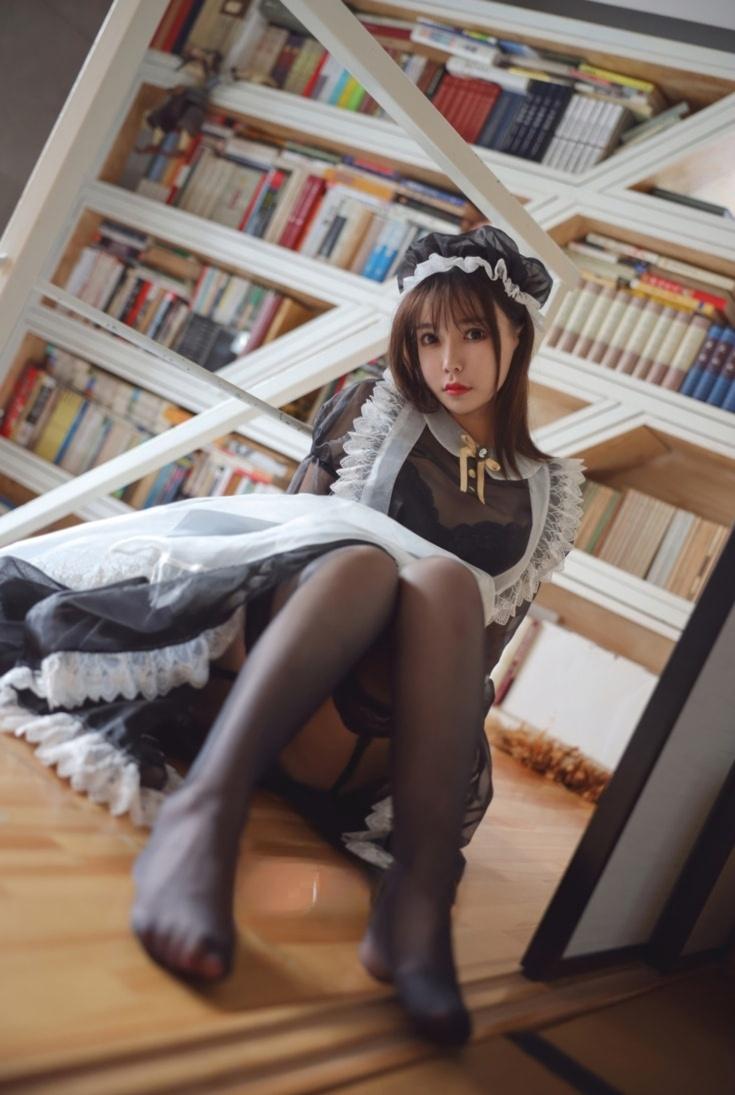 亚马逊鲶鱼 – 黑色透明女仆