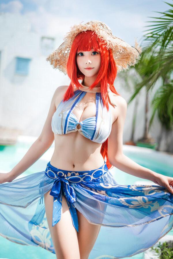 原神妮露泳装COS赏析：蜜汁猫裘演绎夏日轻盈的性感魅力