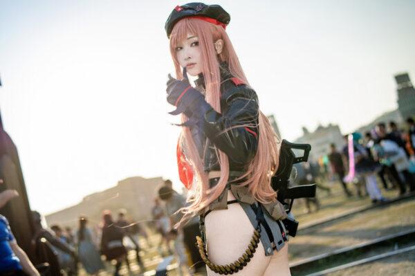 妮姬拉毗COS｜小楠阿嬤演绎战术少女的冷感魅力与视觉张力