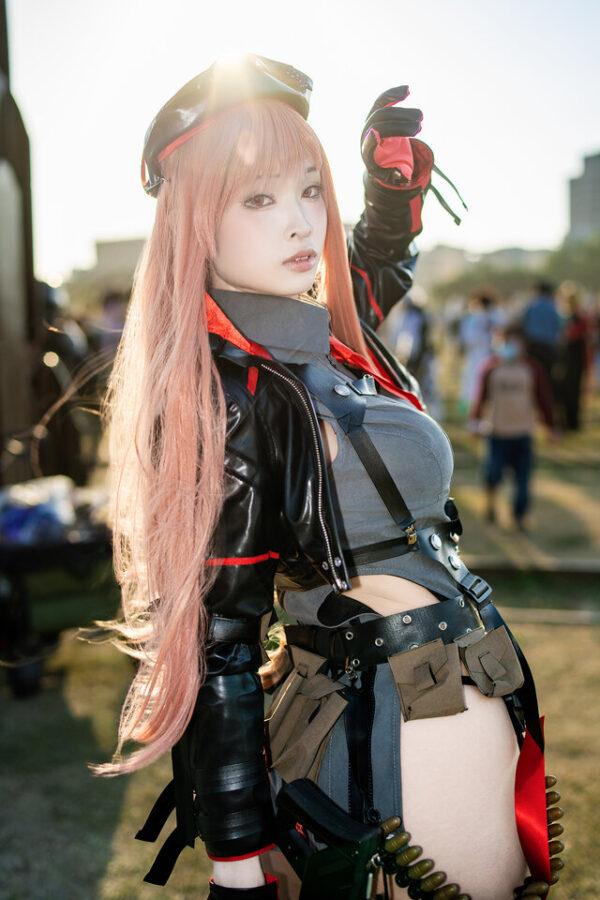 妮姬拉毗COS｜小楠阿嬤演绎战术少女的冷感魅力与视觉张力