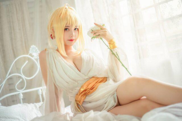 宁静夜色中的女王：蜜汁猫裘cos演绎睡裙尼禄温柔梦幻魅力