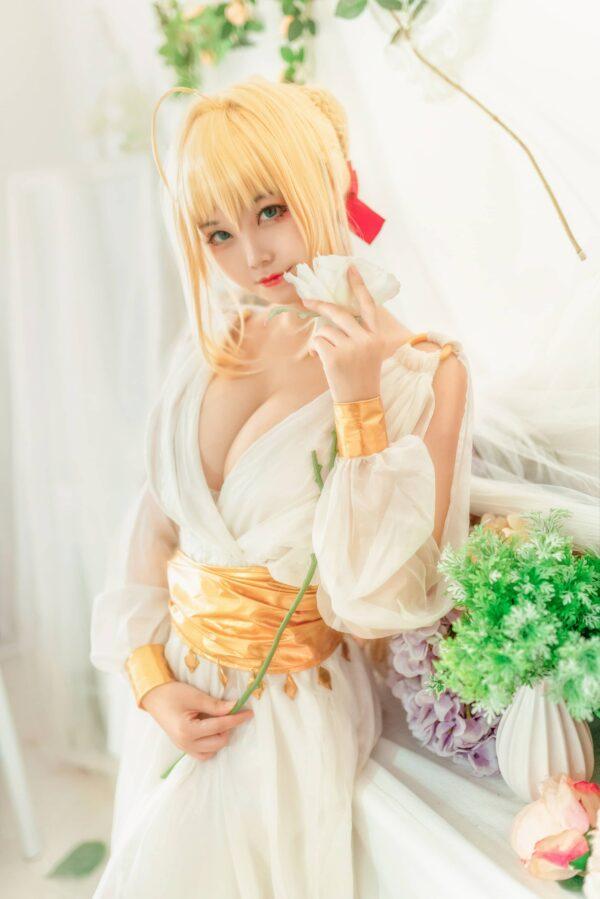 宁静夜色中的女王：蜜汁猫裘cos演绎睡裙尼禄温柔梦幻魅力