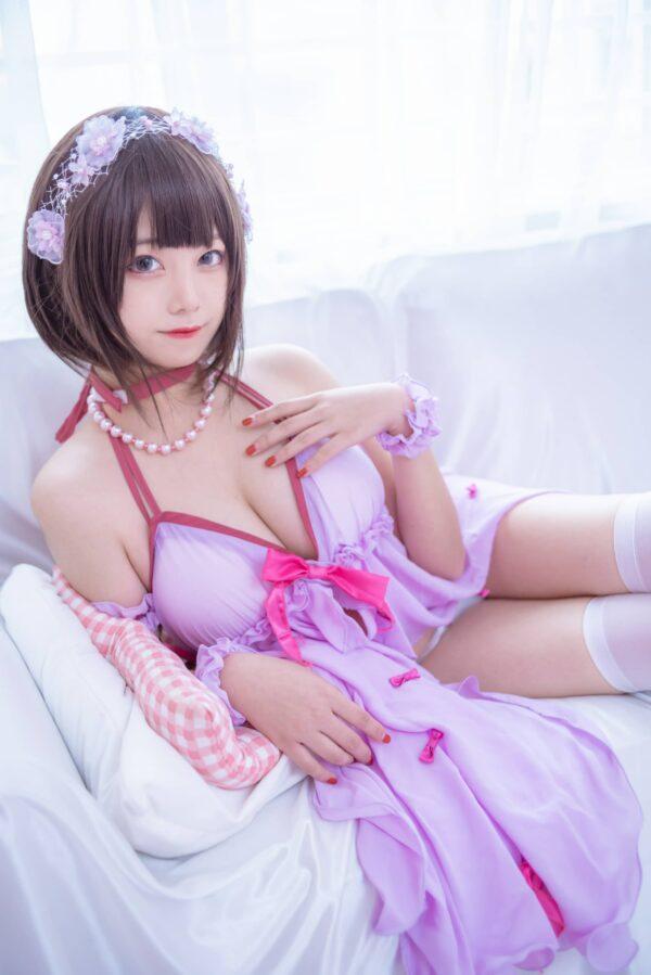 微光下的温柔守护：蜜汁猫裘cos演绎睡衣加藤惠的温柔日常