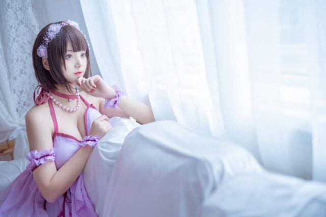 微光下的温柔守护：蜜汁猫裘cos演绎睡衣加藤惠的温柔日常