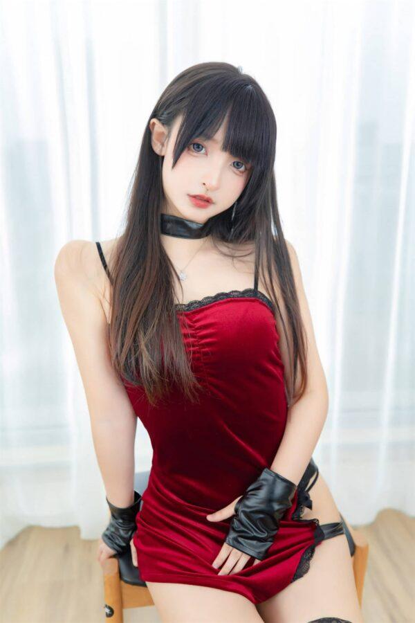 神楽坂真冬男爵夫人COS：红裙的优雅与危险气场的极致演绎