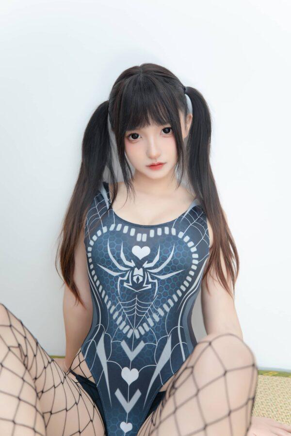 神楽坂真冬蜘蛛女孩COS：网袜比基尼下的少女猎手张力美学