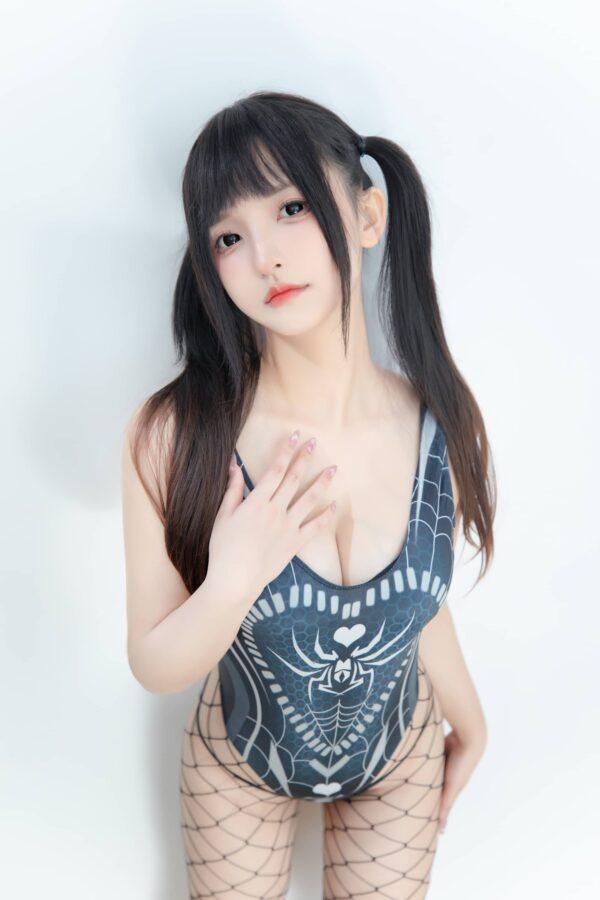 神楽坂真冬蜘蛛女孩COS：网袜比基尼下的少女猎手张力美学