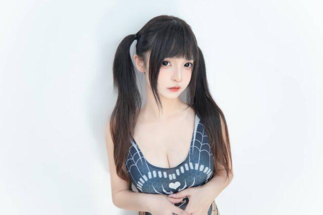 神楽坂真冬蜘蛛女孩COS：网袜比基尼下的少女猎手张力美学