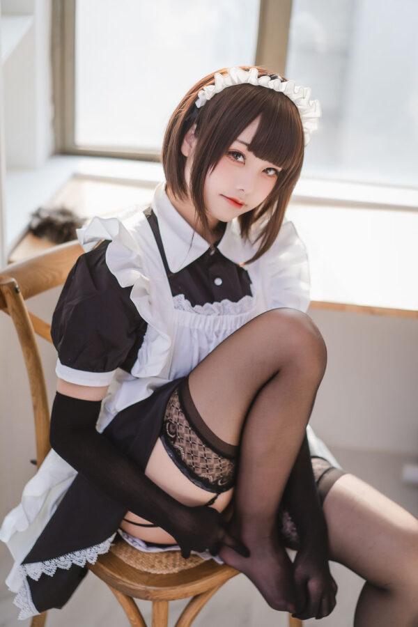 蜜汁猫裘民宿女仆COS：女仆装细节与自然光下的氛围张力