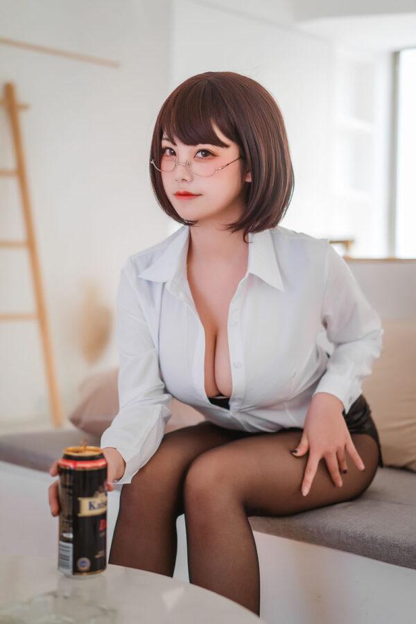 蜜汁猫裘醉酒版COS：演绎OL女郎性感曲线与职场俏皮结合