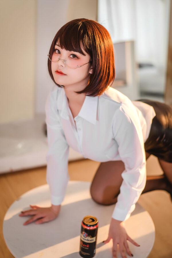 蜜汁猫裘醉酒版COS：演绎OL女郎性感曲线与职场俏皮结合