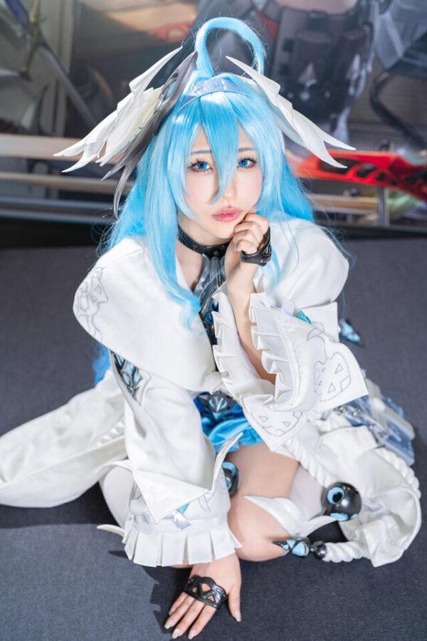 Hikabebe菲娜COS：デナアビ梦幻蓝发与温柔微笑的完美融合