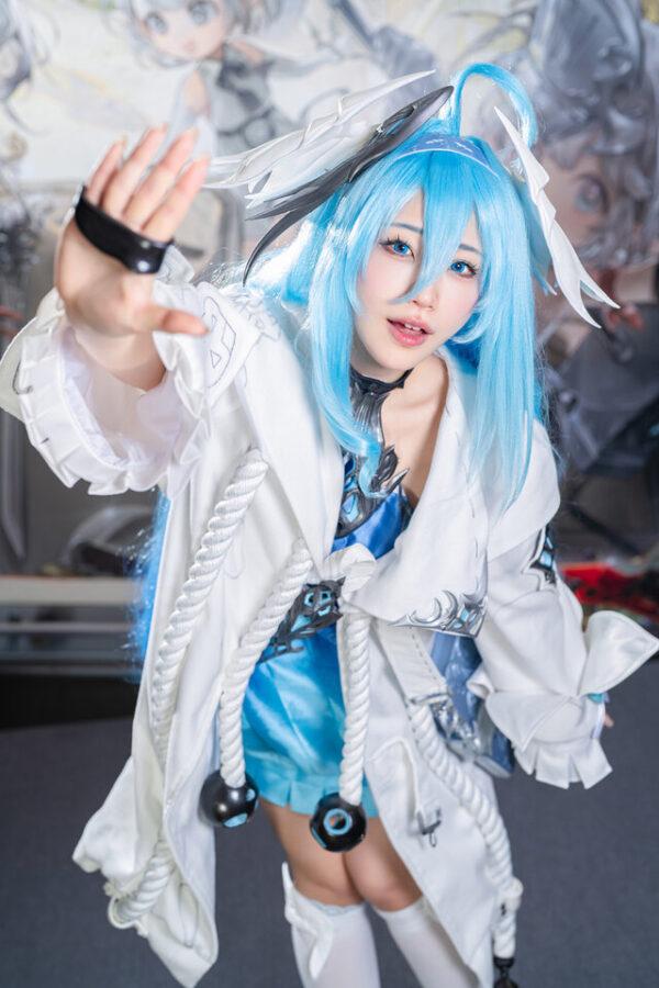 Hikabebe菲娜COS：デナアビ梦幻蓝发与温柔微笑的完美融合