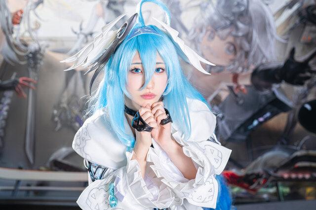 Hikabebe菲娜COS：デナアビ梦幻蓝发与温柔微笑的完美融合