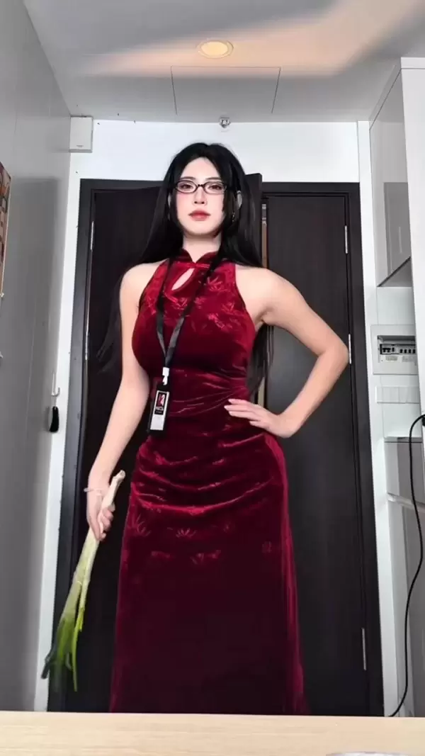 厨艺与霸气的双重暴击：当海贼女王COS在越南厨房炸裂变身！