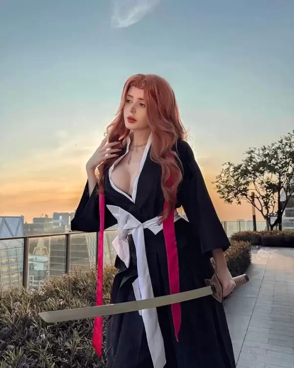撕开次元壁的性感暴击！Tanya·Bayer魔鬼曲线制霸全球二次元