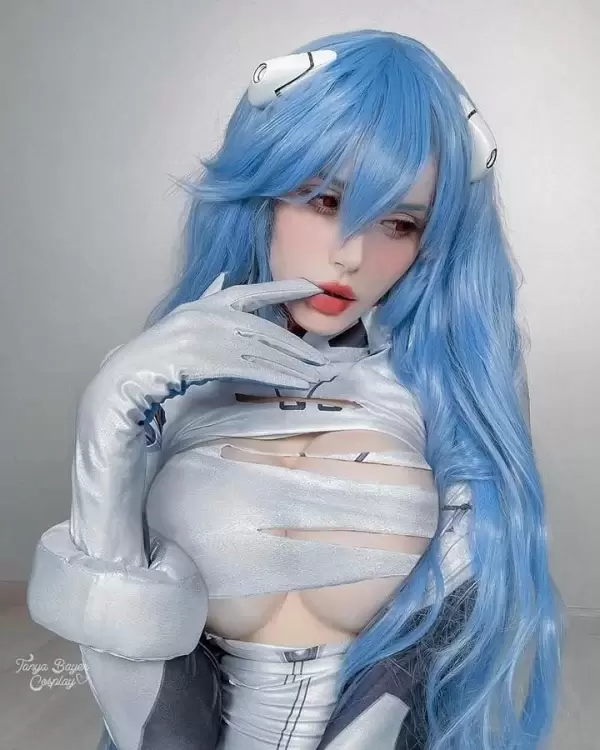 撕开次元壁的性感暴击！Tanya·Bayer魔鬼曲线制霸全球二次元