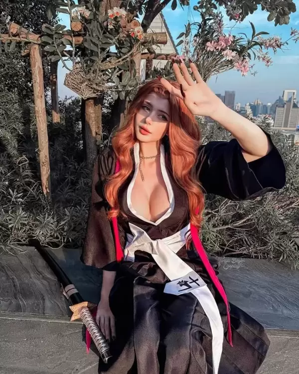 撕开次元壁的性感暴击！Tanya·Bayer魔鬼曲线制霸全球二次元
