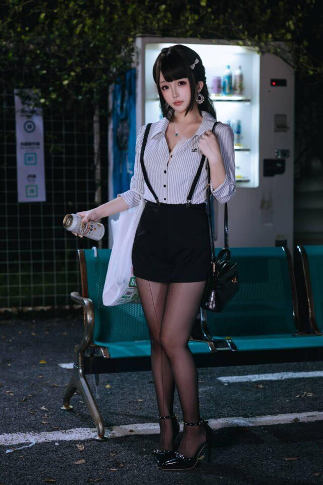 日奈娇OL女郎COS赏析：演绎夜色街头轻熟OL优雅与性感瞬间