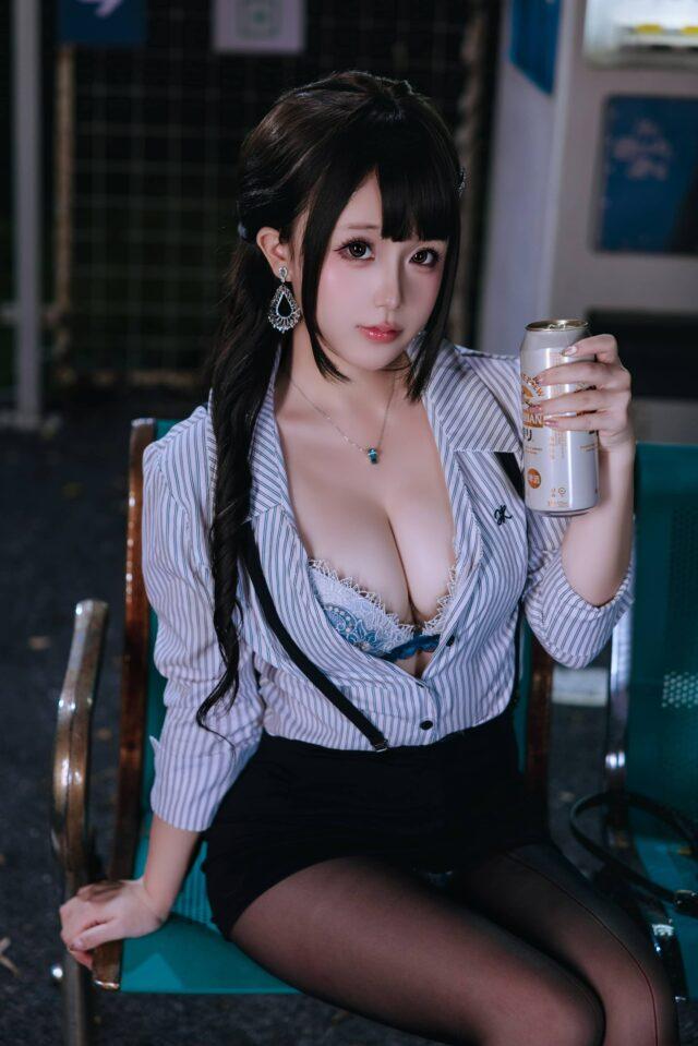 日奈娇OL女郎COS赏析：演绎夜色街头轻熟OL优雅与性感瞬间