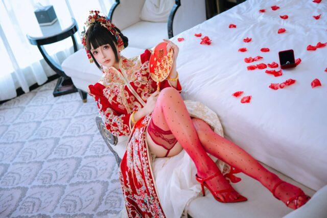 日奈娇新娘COS赏析：洞房花烛的绣花嫁衣与红色丝袜全解析