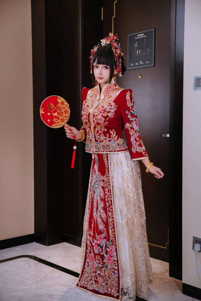 日奈娇新娘COS赏析：洞房花烛的绣花嫁衣与红色丝袜全解析