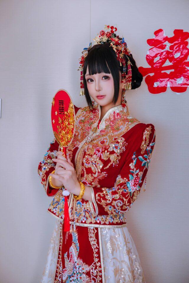 日奈娇新娘COS赏析：洞房花烛的绣花嫁衣与红色丝袜全解析