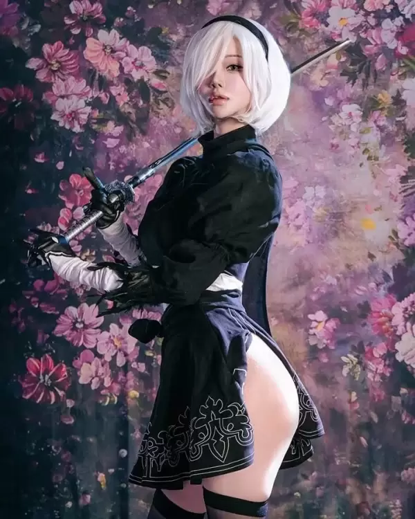 破次元壁的车模女”：闵汉娜的COS是引擎轰鸣还是心跳加速？