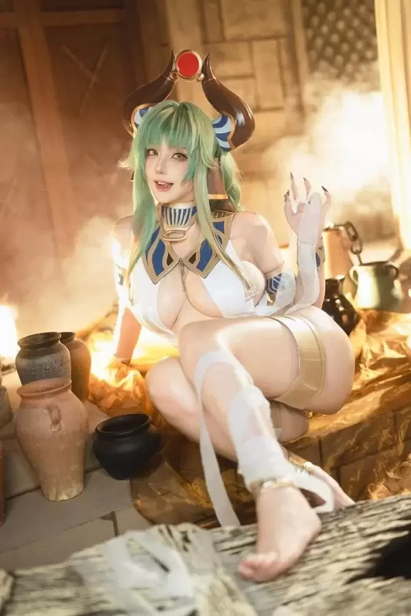 菌烨tako女神级COS作品曝光，艺术性感并存的顶级视觉盛宴