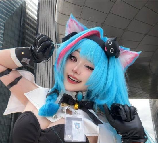 yinniie0异环薄荷COS惊艳亮相！猫娘蓝发少女的未来感魅力