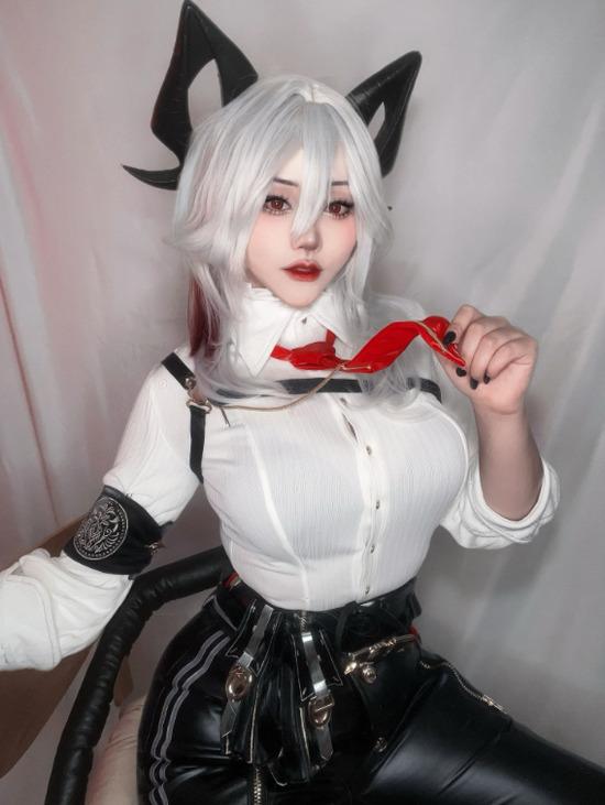 yinniie0异环薄荷COS惊艳亮相！猫娘蓝发少女的未来感魅力