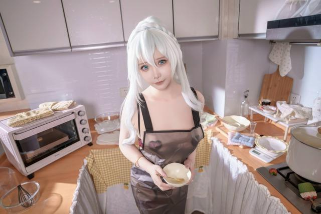 中岛莫之子i雪女cos：当冰雪妖姬走进厨房演绎雪女的温柔日常